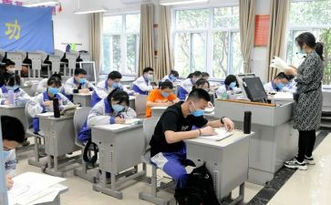 我在校园的生活作文8篇